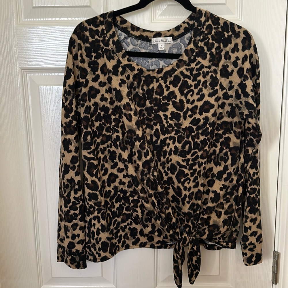Cute Leopard Print Top, Size M Nine Britton